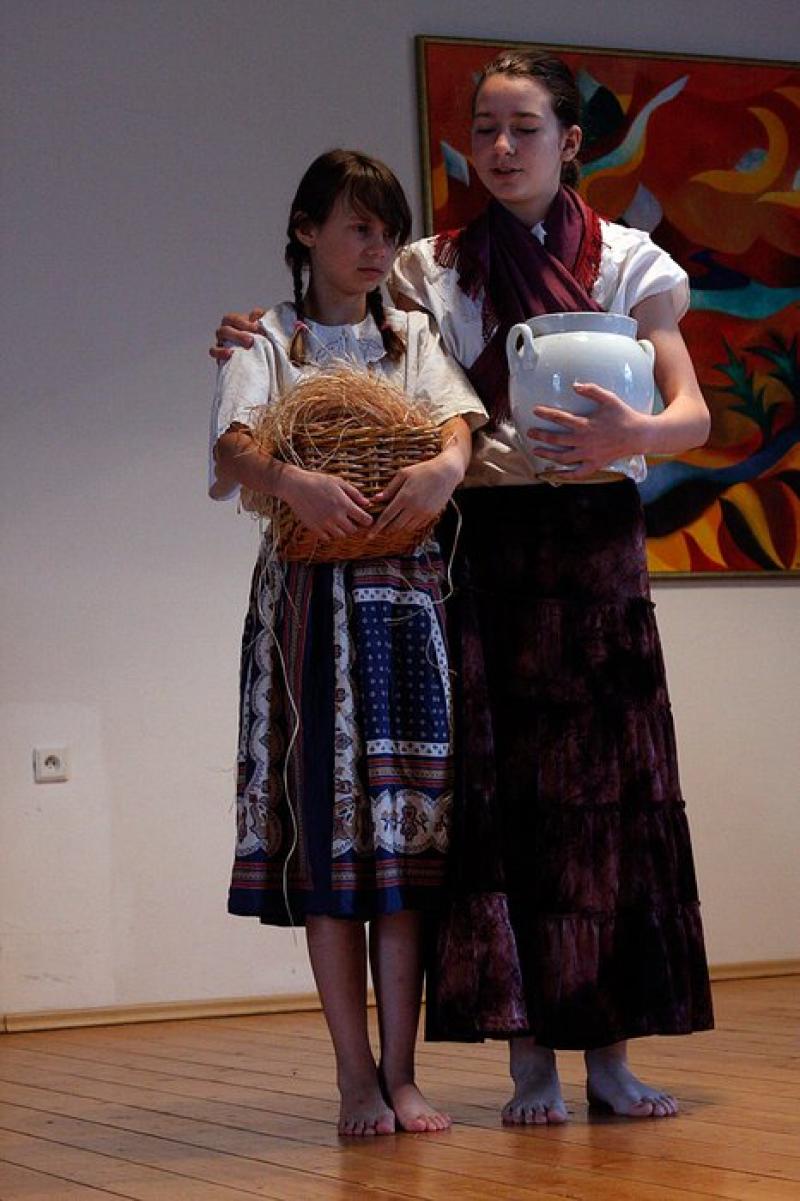 Dorotka (Zuzka Šubrtová) s panímámou Stoklasov ...